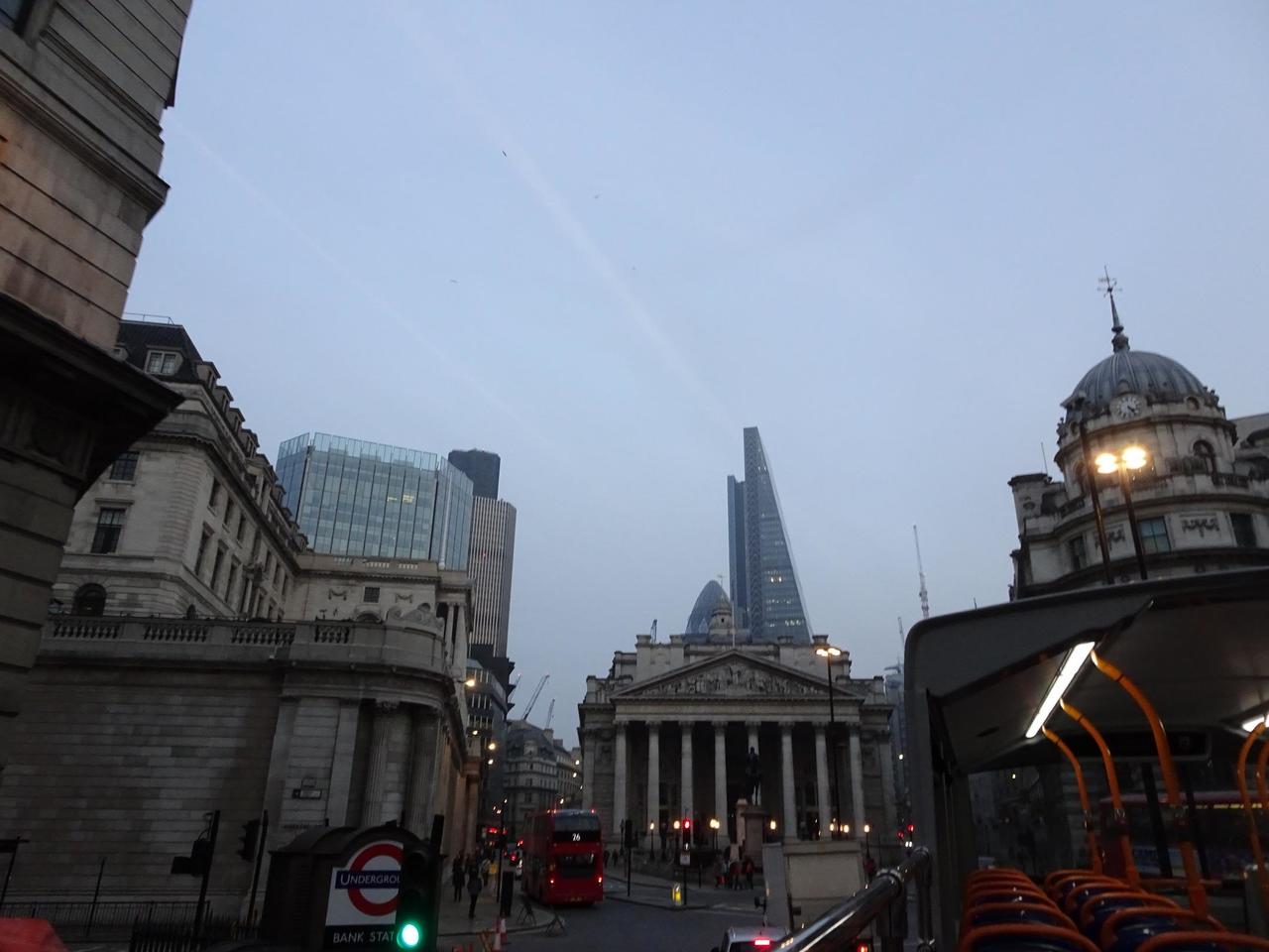 Bank of England, dahinter the Gherkin und the Leadenhall Building