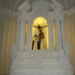 Der kostbarste Kreuz Jesus in der Kirche