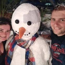 Schneeballschlacht in der Ferrari-World Abu Dhabi