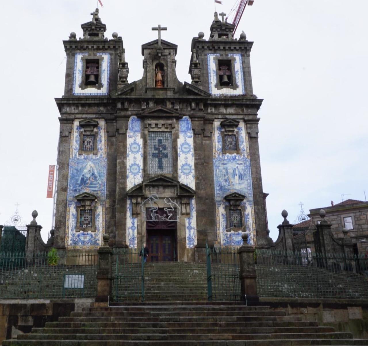 Kirche Saint Ildefonso - an der Fassade die für Portugal typischen Azujelos Fliesen