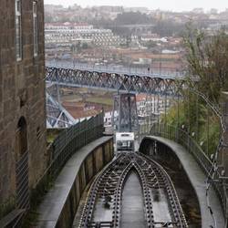 Blick auf die Ponte Luis I. Die Bahn nach unten war nicht für die Öffentlichkeit in Betrieb ☹️
