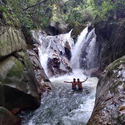Morgenwäsche im Wasserfall