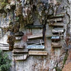 Die Särge sind uralt, und es wird seit ca.2000 Jahren so gemacht