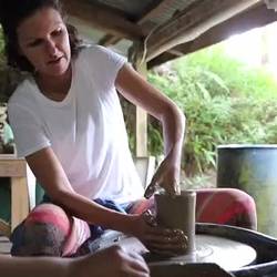 Anja bei ihren ersten Töpferversuchen