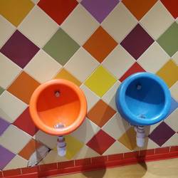 Urinale auf der Männertoilette