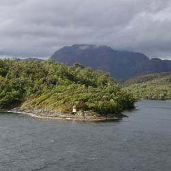 Die Wälder auf beiden Seiten des Fjordes sind komplett unbewohnte echte Urwälder