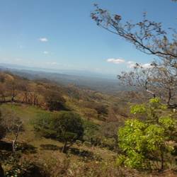 Durch die steilen hübschen Berge nach Monteverde, stressige Busfahrt, der Pazifik im Hintergrund