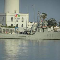 ein kleines Kriegsschiff