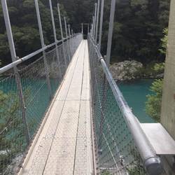 Die Hängebrücke zum blauen Pool😉