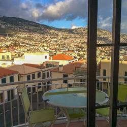 Härlig utsikt över Funchal från balkongen