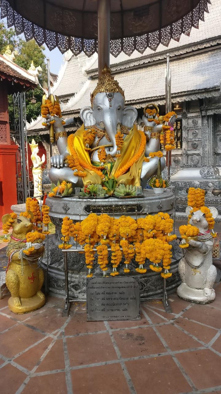 Auch Ganesha(Hinduismus) wird hier verehrt, obwohl 90% hier Buddhisten sind.
