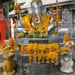 Auch Ganesha(Hinduismus) wird hier verehrt, obwohl 90% hier Buddhisten sind.
