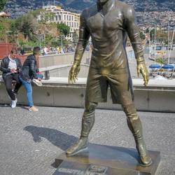 En, inte så lik staty av Ronaldo, som man ska klappa på 😊