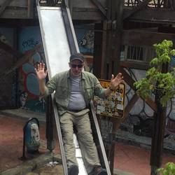 Arie sliding down near Ascensor