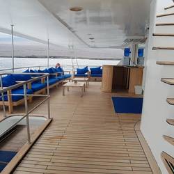 Mid deck lounge