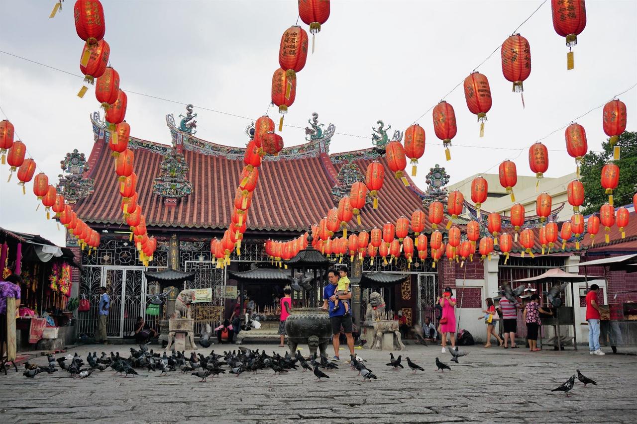 Un temple décoré de lanternes.