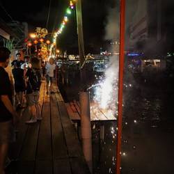 Des pétards et feux d'artifice sont allumés toute la soirée pour éloigner la mauvaise chance.