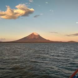 Anfahrt zur Insel; Vulkan Concepcion mit Vollmond