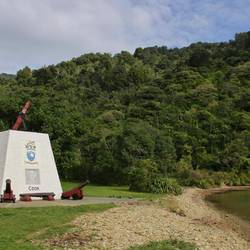 In Ship Cove am Queen-Charolotte-Sound betrat Cook Neuseeland