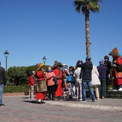 Heute haben wir auf der Parkbank 2 Stunden Marrakesch-Kino geschaut