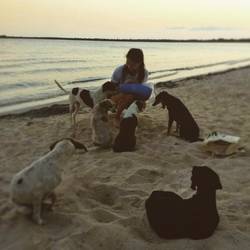 Op het strand waren Floor en ik populair bij de honden