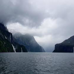 Gerade bei Regen eindrucksvoll: der wolkenverhangene Milford Sound