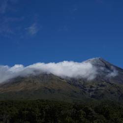 Mt. Taranaki (rechts)