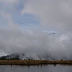 Mit viel Fantasie sieht man die Spitze durch die Wolken.