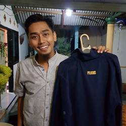 Hendra präsentiert stolz seine Pilatus-Jacke🐉