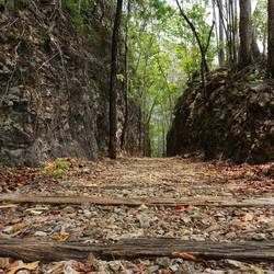 Le temps n'a pas encore réussi à effacer ce qu'il reste de la ligne près du Hellfire Pass.