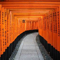 Inari Torii met datum en naam schenker gegraveerd in de paal