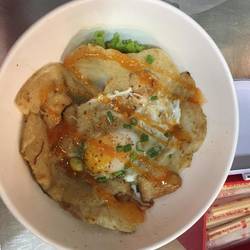 Fried noodles with runny eggs