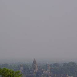 Le célèbre temple d'Angkor vu de Phnom Bakeng.