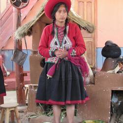 Frauen in Chinchero führen die Wollproduktion vor