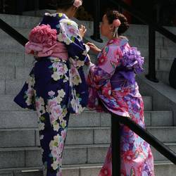 Zwei Touristinnen im Kimono