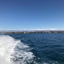 Was für ein Ausblick mit den Bergen hinter der Stadt Zadar!