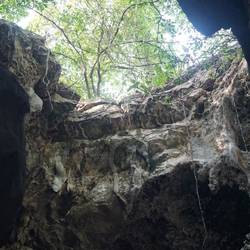 Un passage lumineux, vu du fond de la grotte.