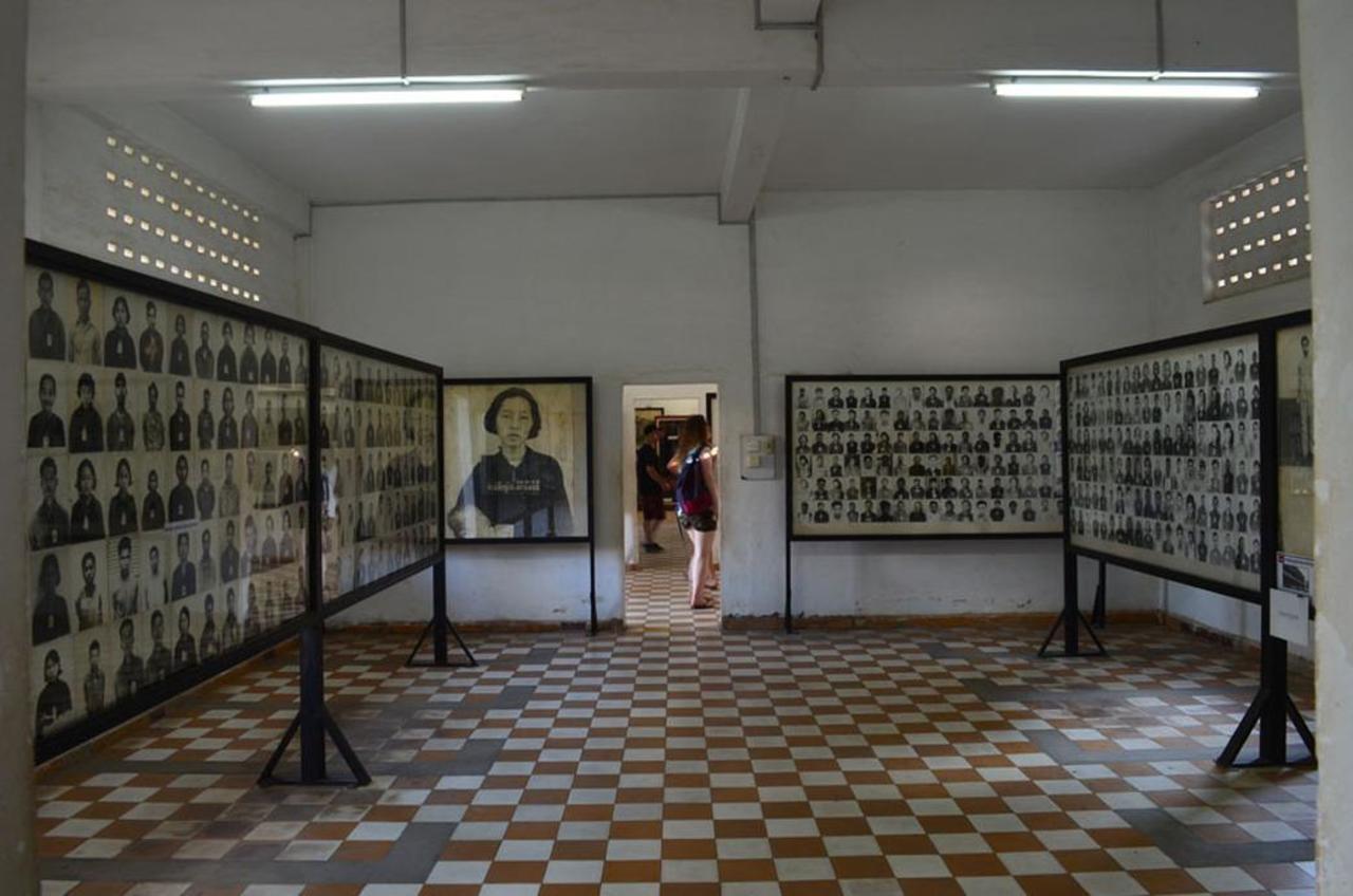 Crédit photo : http://www.tuolslenggenocidemuseum.com/exhibitions.html