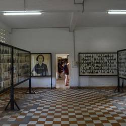 Crédit photo : http://www.tuolslenggenocidemuseum.com/exhibitions.html