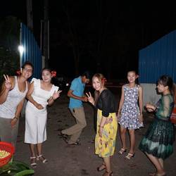 Caro et ses profs de danse khmer.