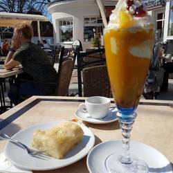 äs Foteli exklusiv für d'Astrid 😃 Kaffee und Kuchen, Butterkuchen und Vitamin-Eisbombe (Sanddorn)