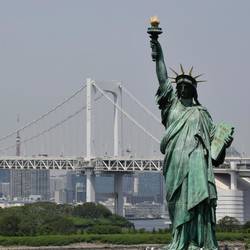 Freiheitsstatue vor der Regenbogenbrücke
