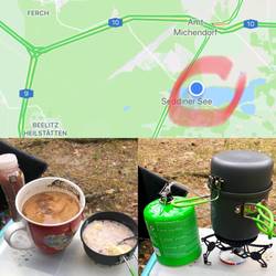 Da steht mein Zelt/ meine Outdoorküche/ mein Frühstück (Porridge, Kaffee, Smoothie)