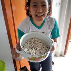 Rahel bereitet die kleinen Fische für die Friteuse vor.