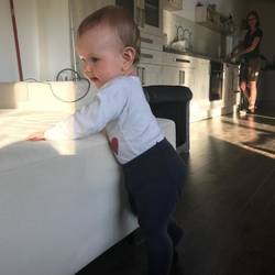 die ersten Schritte von Milla mit Festhalten 👏❤️