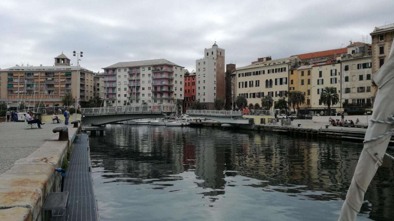 Fußgängerbrücke öffnet sich für die Einfahrten in den Hafen von Savona