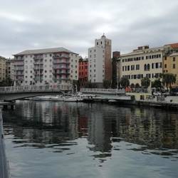 Fußgängerbrücke öffnet sich für die Einfahrten in den Hafen von Savona