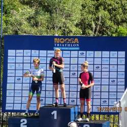 Award winners in women's criterium race