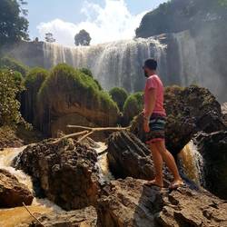 Leo bewundert den Elephant Waterfall....