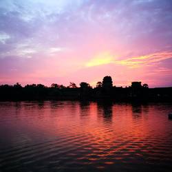 Bilderbuch-Sonnenaufgang über Angkor Watt